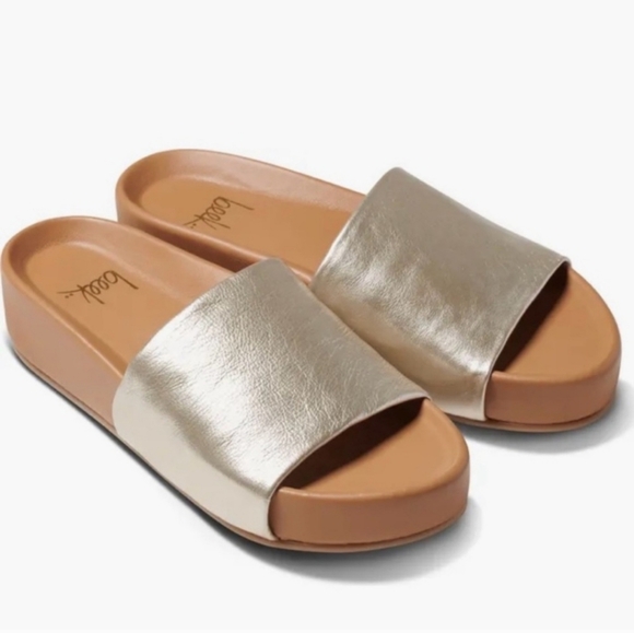 New BEEK Pelican Sandals in Gold (Platinum) - size 11 - Picture 1 of 9